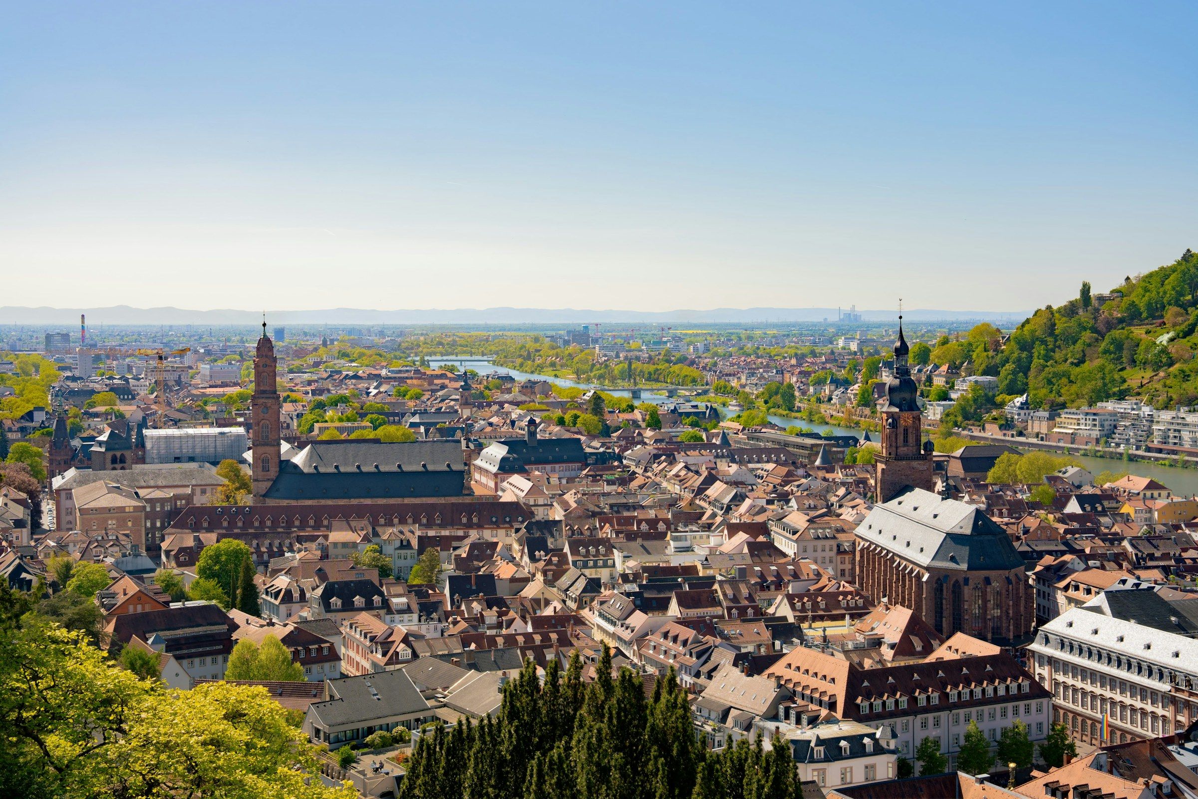 Panorama über die Dächer der Heidelberger Altstadt mit Kirchtürmen bis in die Rheinebene