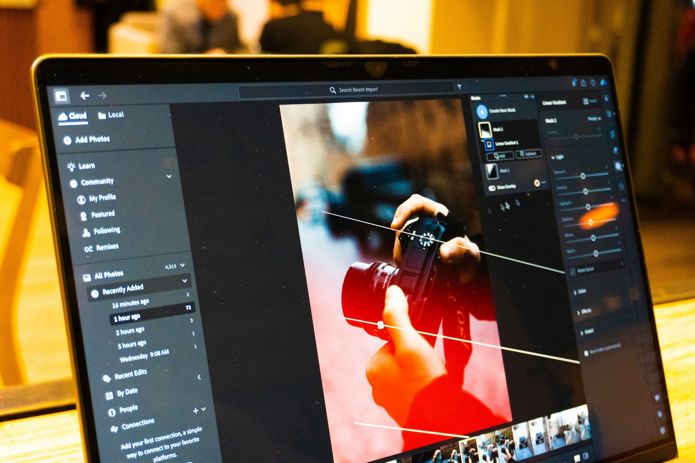 Laptop-Bildschirm mit geöffneter Bildbearbeitungssoftware und Reglern für die Entwicklung eines Fotos